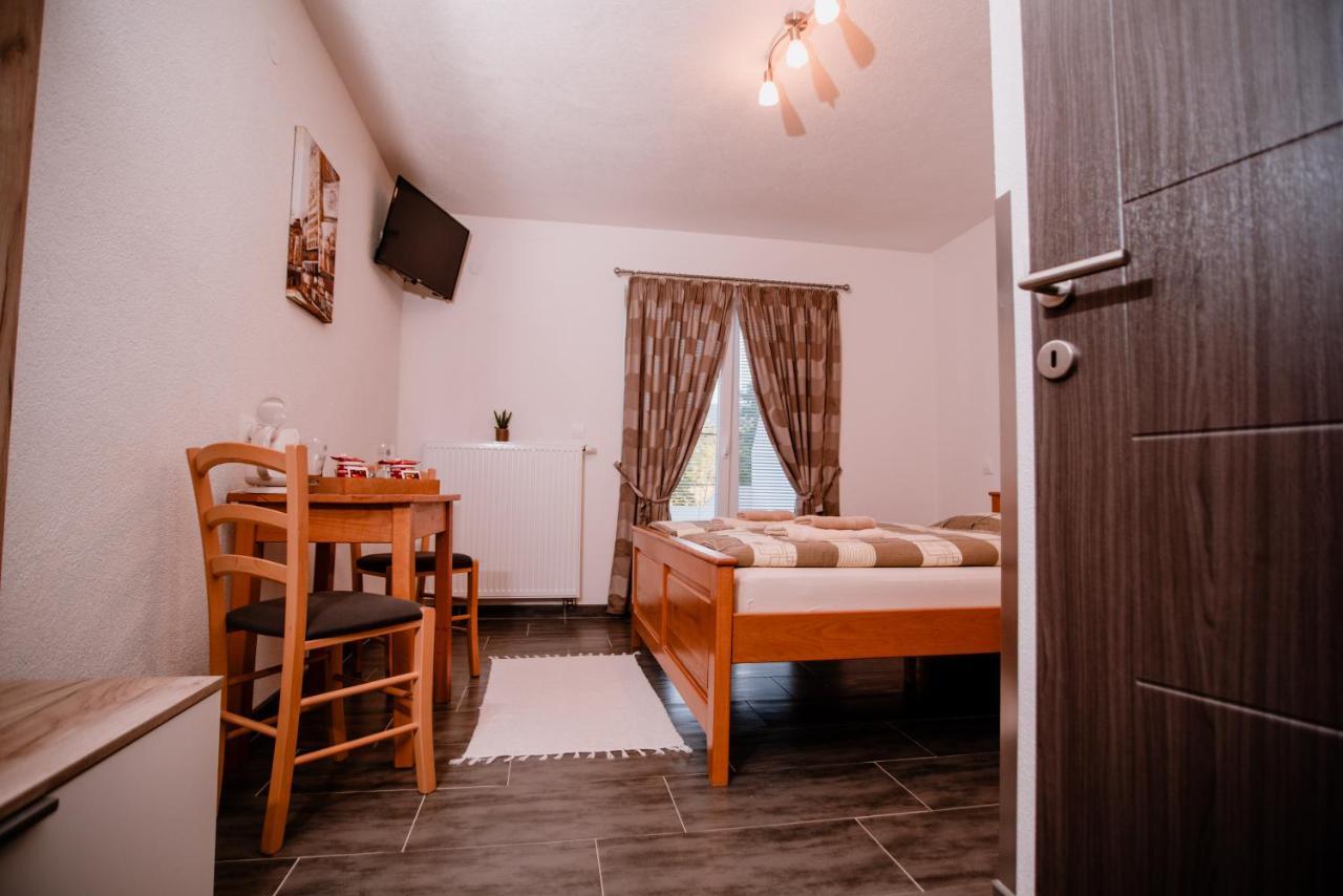 House Karakas Hotel Korenica Exterior photo